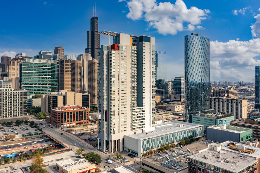 Skybridge in Chicago, IL - Building Photo