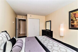 1255 Rue De Bullion in Montréal, QC - Building Photo - Building Photo