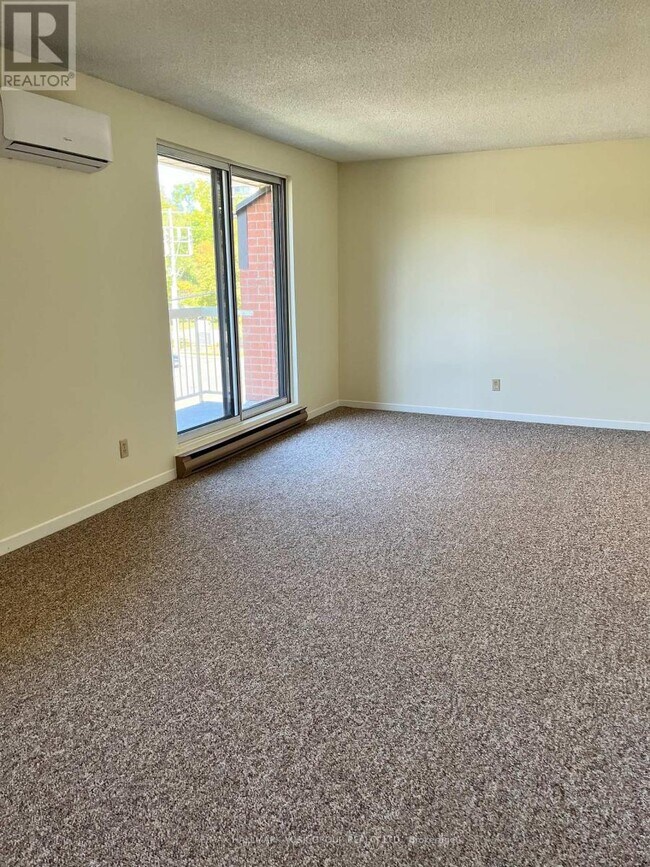 131 Edgehill Dr in Barrie, ON - Building Photo - Building Photo