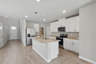 3806 Radiant Mountain Dr in Plant City, FL - Building Photo - Building Photo