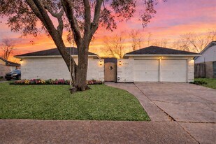 602 W Castle Harbour Dr in Friendswood, TX - Building Photo