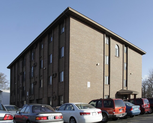 Campus Square in St. Cloud, MN - Foto de edificio - Building Photo