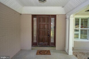 327 Strathmore Rd in Bryn Mawr, PA - Building Photo