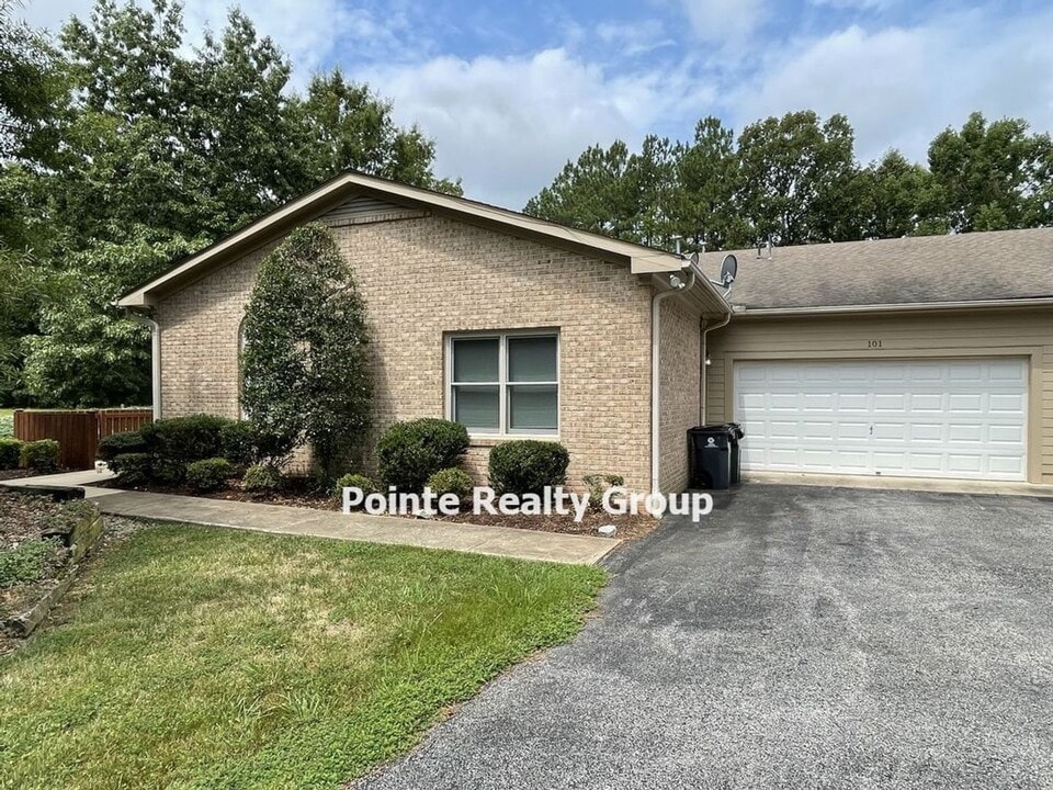 101 Glenwood Cir in South Hill, VA - Building Photo