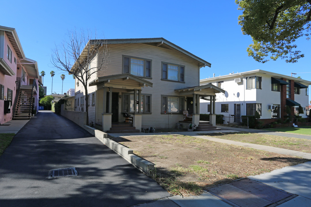 204 E Dryden St in Glendale, CA - Building Photo