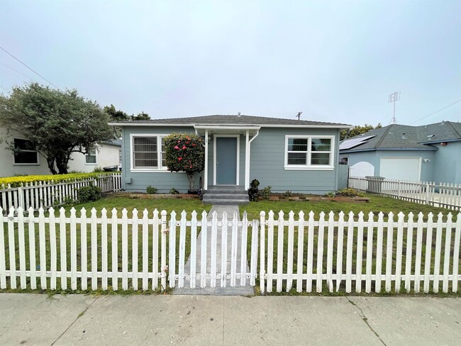 1870 Ocean Ave in Ventura, CA - Building Photo - Building Photo