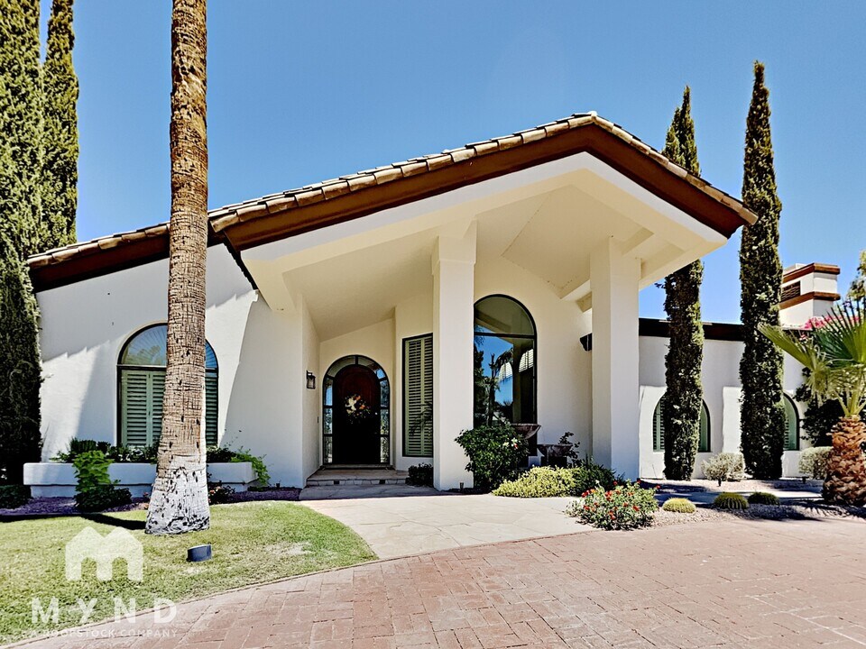 8260 E Sutton Dr in Scottsdale, AZ - Building Photo