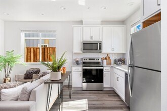 2087 Dennis Ln in Santa Rosa, CA - Building Photo - Building Photo