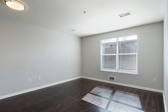 The Village at Town Center in El Cerrito, CA - Foto de edificio - Interior Photo