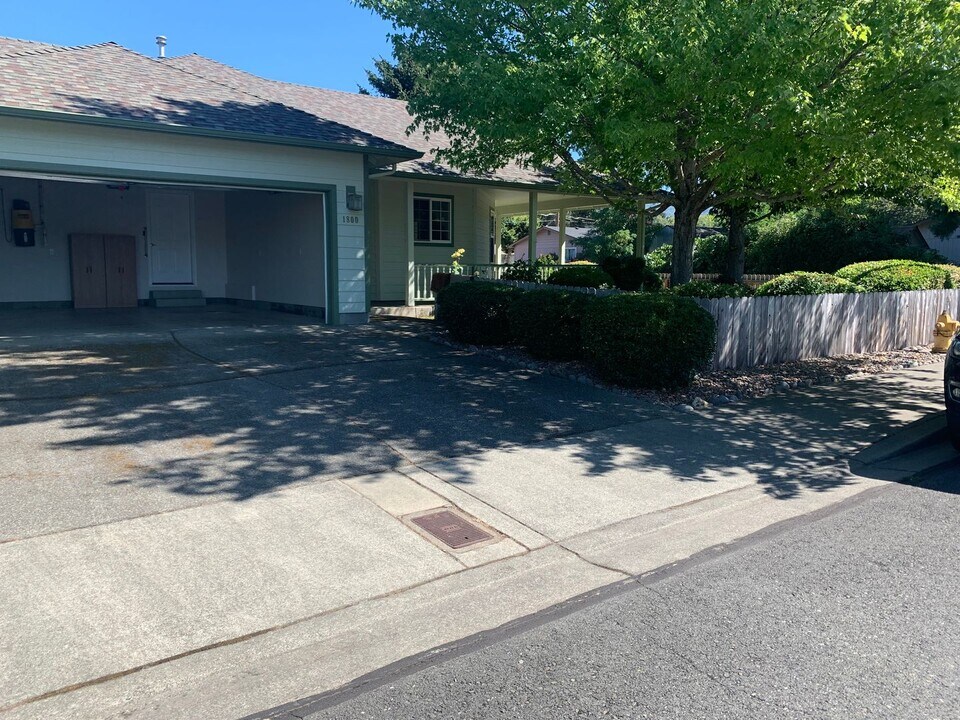 1800 SW J St in Grants Pass, OR - Building Photo