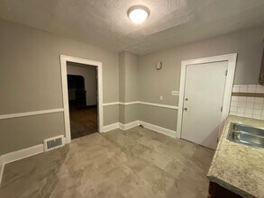 10012 Greenview Ave in Garfield Heights, OH - Foto de edificio - Building Photo