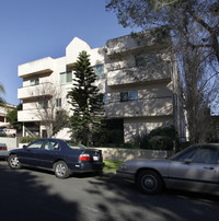 6344 Denny Ave in North Hollywood, CA - Foto de edificio - Building Photo