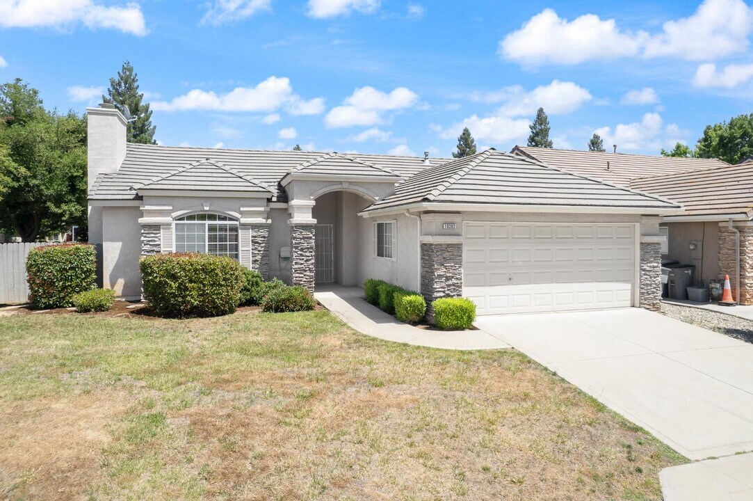 10282 N Whitney Ave in Fresno, CA - Building Photo