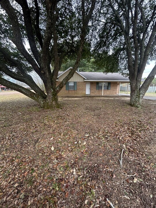 1302 Hughes Rd in Columbus, MS - Building Photo