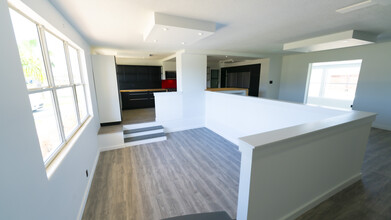 321 Cornell Dr in Daytona Beach, FL - Foto de edificio - Building Photo