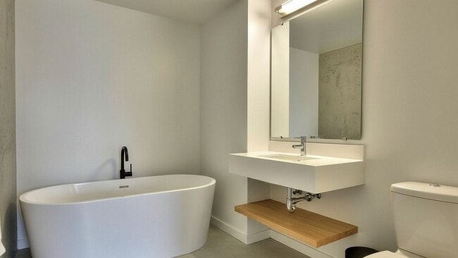 3142 34th St, Unit 1 in Astoria, NY - Building Photo - Building Photo