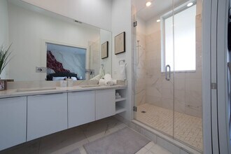 2048 W Chicago Ave in Chicago, IL - Building Photo - Building Photo