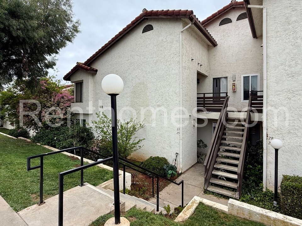 2425 Cranston Dr in Escondido, CA - Foto de edificio