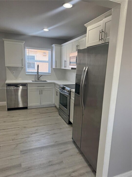 124 SE 2nd Ave in Hallandale Beach, FL - Building Photo