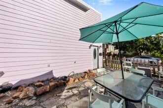 3218 Ave Q 1/2 in Galveston, TX - Building Photo - Building Photo