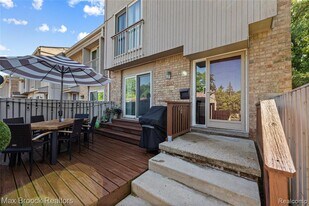 704 Oakbrook Ridge Dr in Rochester Hills, MI - Building Photo