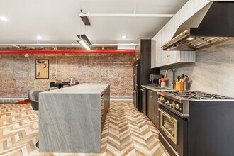 104 Thompson St in New York, NY - Building Photo - Building Photo