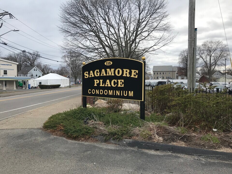 115 W Squantum St in Quincy, MA - Foto de edificio