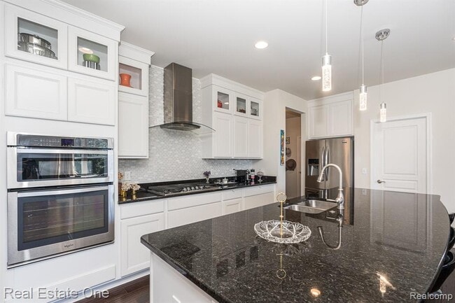 124 Oakland Crest Dr in Rochester, MI - Building Photo - Building Photo