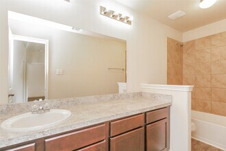 309 N Meadows Dr in Willis, TX - Building Photo - Building Photo