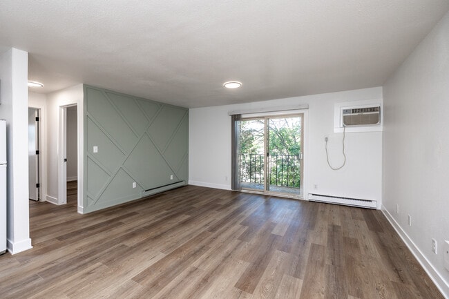 Crossroad Apartments in Des Moines, IA - Building Photo - Interior Photo