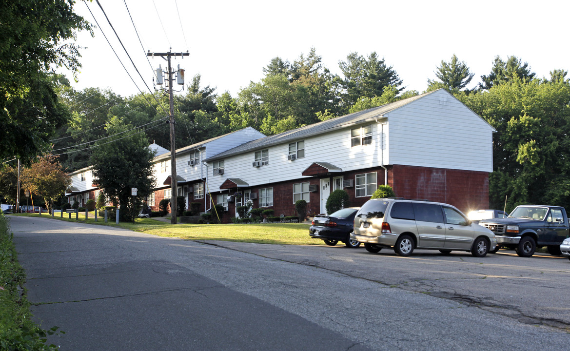 Corral Apartments in Warren, MA - Foto de edificio