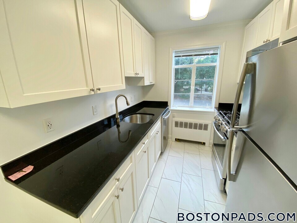 86 St Paul St in Brookline, MA - Building Photo