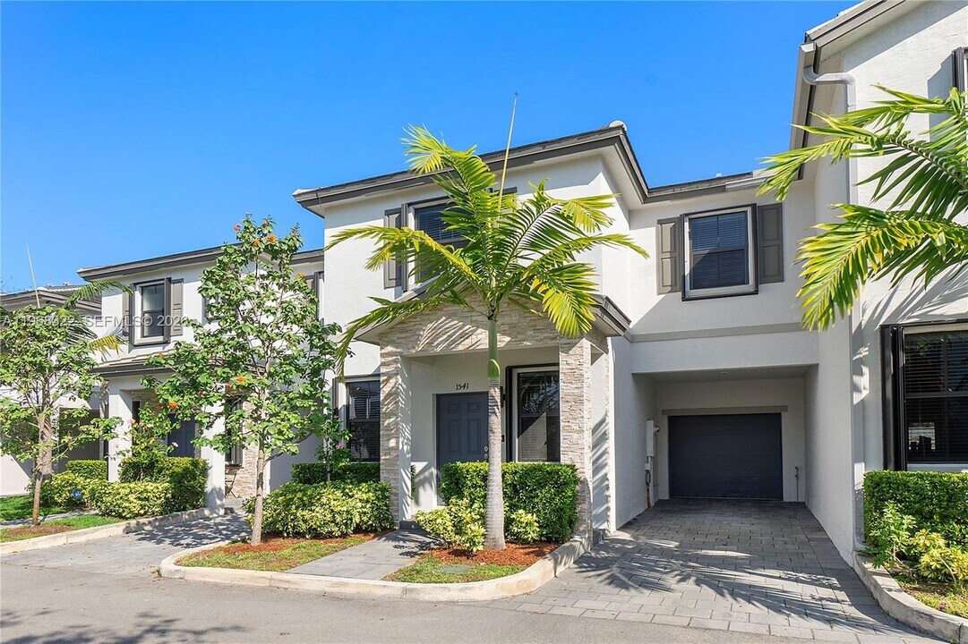 1541 SW 28th St in Fort Lauderdale, FL - Building Photo