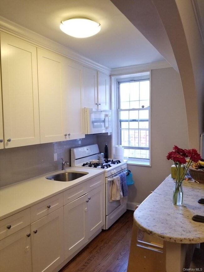 760 Bronx River Rd in Yonkers, NY - Building Photo - Building Photo