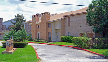 One Wellington Place in Beaumont, TX - Building Photo - Building Photo