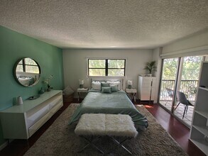 2208 S Cypress Bend Dr, Unit Penthouse 503 in Pompano Beach, FL - Foto de edificio - Building Photo