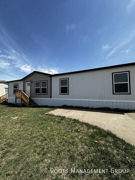 120 Burgundy Ln in Hays, KS - Foto de edificio