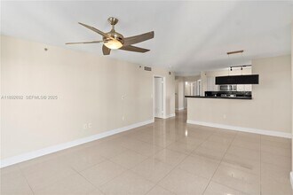 19655 E Country Club Dr in Miami, FL - Foto de edificio - Building Photo