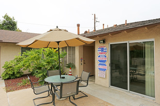 Lincoln Terrace in Anaheim, CA - Foto de edificio - Building Photo