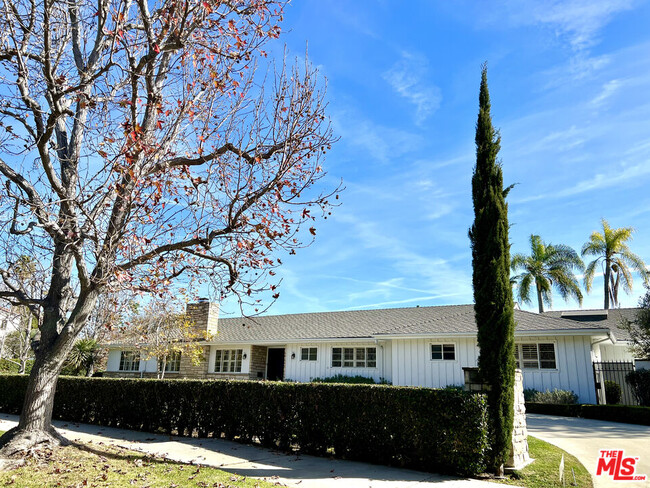 112 Fremont Pl in Los Angeles, CA - Foto de edificio - Building Photo