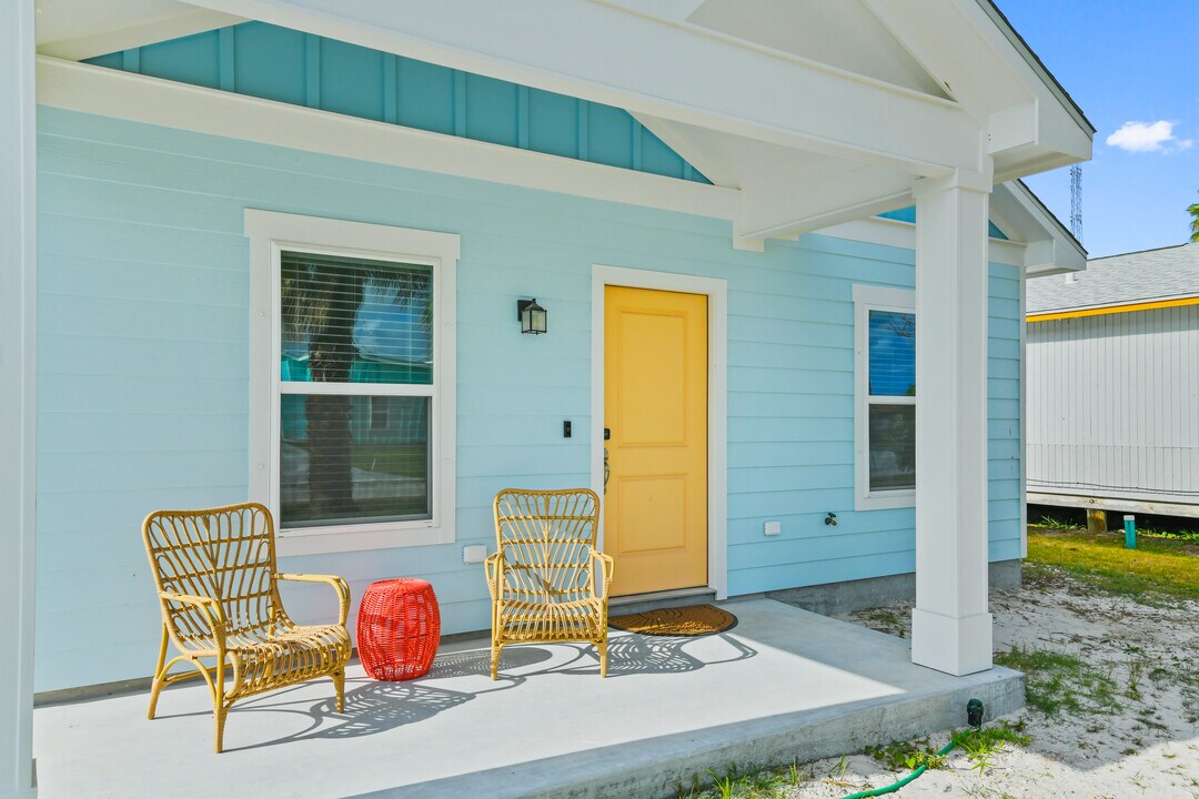 300 Rustic Oak Ln in Rockport, TX - Building Photo