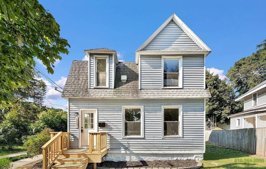 1153 Bridge St NW in Grand Rapids, MI - Building Photo