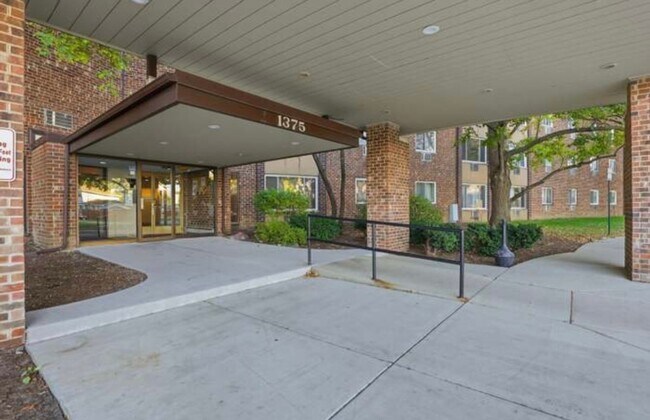 1375 Rebecca Dr in Hoffman Estates, IL - Building Photo - Building Photo