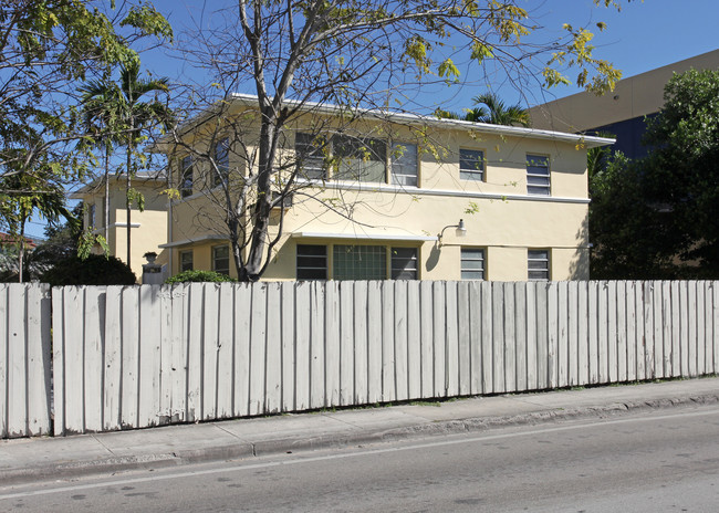 1001 S Le Jeune Rd in Miami, FL - Building Photo - Building Photo