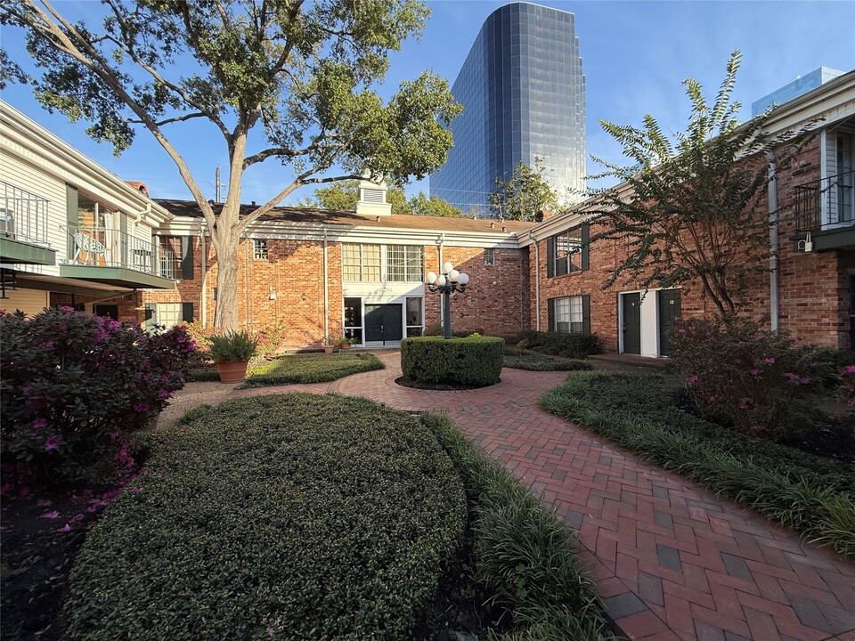 3400 Timmons Ln in Houston, TX - Building Photo