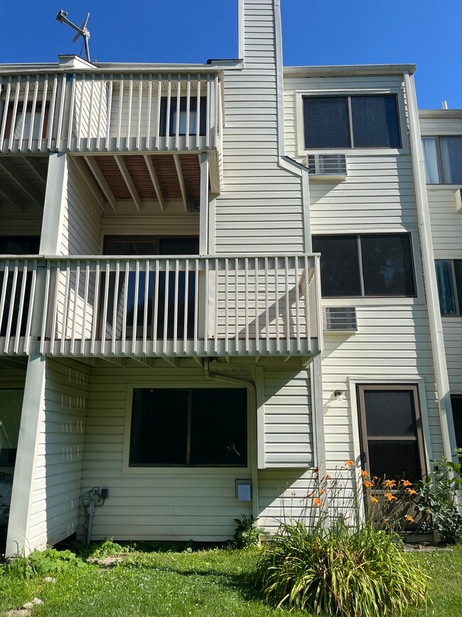 85 N Main St in East Hampton, CT - Foto de edificio - Building Photo