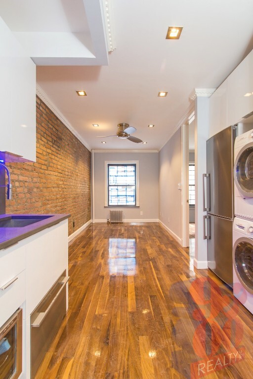 221 E 11th St in New York, NY - Building Photo - Building Photo