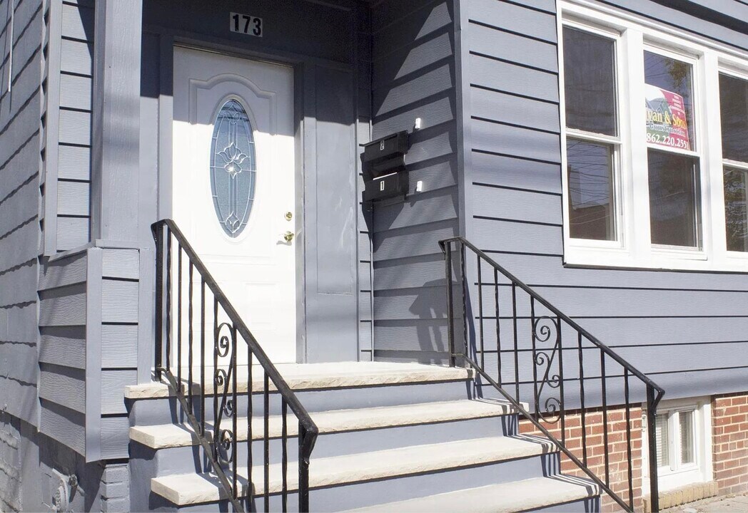 173 Mallory Ave in Jersey City, NJ - Building Photo