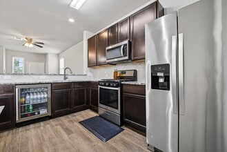 13640 Collier Park Ln in Willis, TX - Foto de edificio - Building Photo