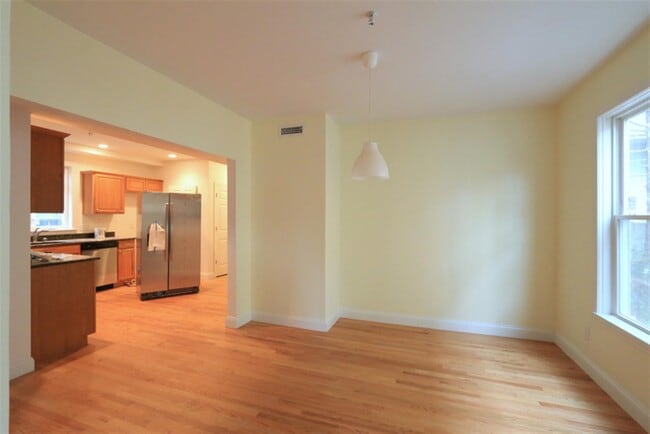 29 Lewis St, Unit 1 in Somerville, MA - Foto de edificio - Building Photo